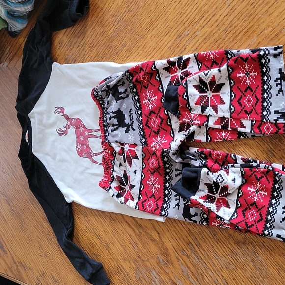 Size 2/3t Christmas pajamas - Picture 1 of 1